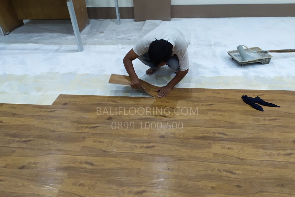 Jasa Pemasangan vinyl lantai di Bali